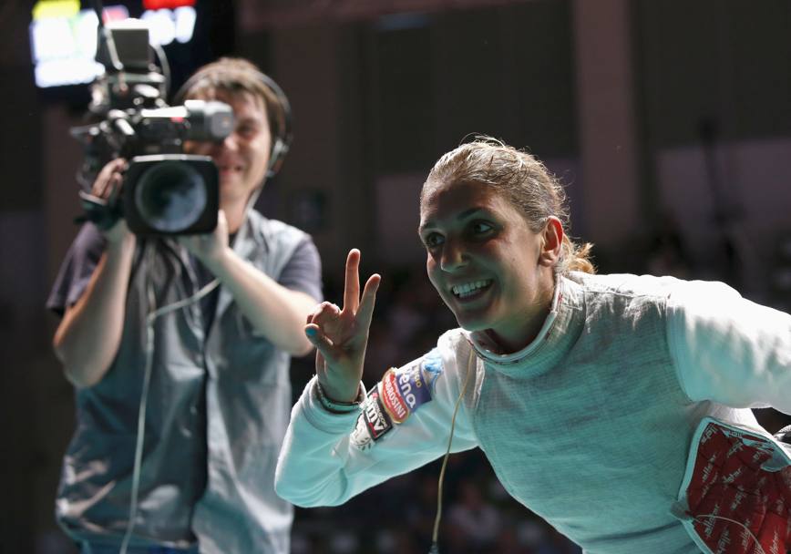 Arianna Errigo mostra la V di vittoria, o il 2 come i trionfi mondiali consecutivi. Reuters